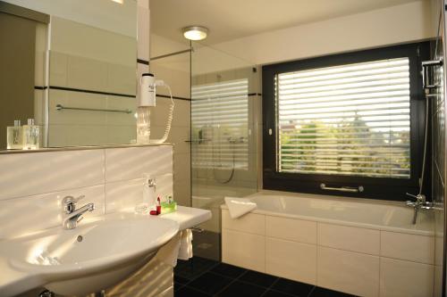 โรงแรมอาร์ทอส อินเตอร์ลาเคน (Hotel Artos Interlaken) in อินเตอร์ลาเคน โรงแรมอาร์ทอส อินเตอร์ลาเคน (Hotel Artos Interlaken) in อินเตอร์ลาเคน