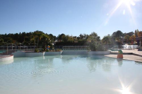 Swimming pool, Reve en Famille in Gastes Swimming pool, Reve en Famille in Gastes