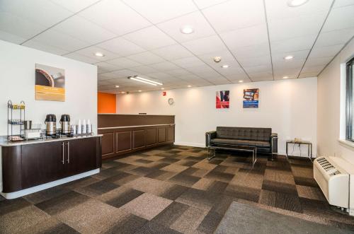 Lobby, Motel 6 Newark, DE in Newark (DE) Lobby, Motel 6 Newark, DE in Newark (DE)