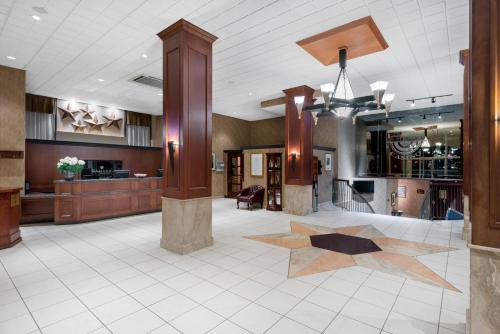 Előcsarnok, Ramada Plaza by Wyndham Gatineau/Manoir du Casino in Gatineau (QC) Előcsarnok, Ramada Plaza by Wyndham Gatineau/Manoir du Casino in Gatineau (QC)
