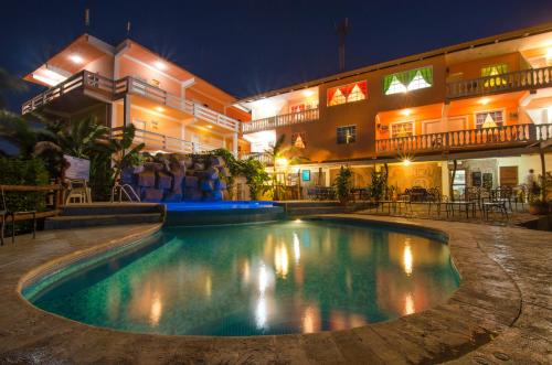 Piscina, Cahal Pech Village Resort in San Ignacio Piscina, Cahal Pech Village Resort in San Ignacio