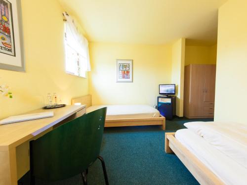 Guestroom, Garni-Hotel An der Weide in Hellersdorf Guestroom, Garni-Hotel An der Weide in Hellersdorf