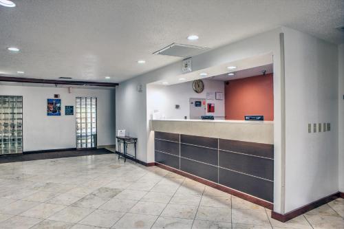 Лобби, Motel 6-Dallas, TX - Northwest in Нортвест-Даллас Лобби, Motel 6-Dallas, TX - Northwest in Нортвест-Даллас