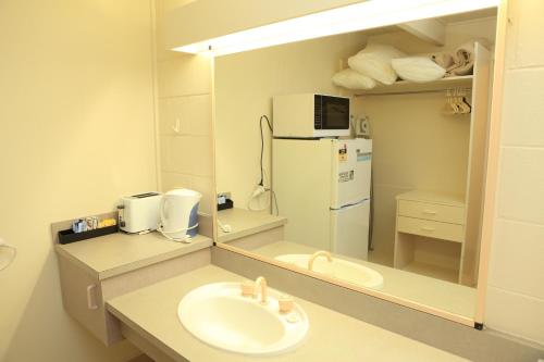 Bathroom, Ocean Views Motel Lakes Entrance in Lakes Entrance Bathroom, Ocean Views Motel Lakes Entrance in Lakes Entrance