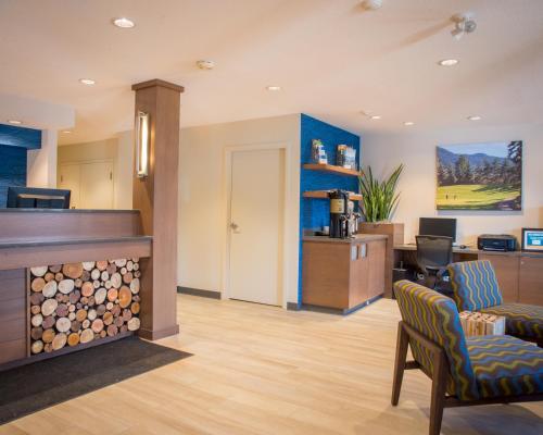 Zajednički dnevni boravak / prostorija s TV-om, Accent Inns Kelowna in Kelowna (BC) Zajednički dnevni boravak / prostorija s TV-om, Accent Inns Kelowna in Kelowna (BC)