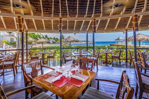 Restoran, Decameron Club Caribbean Runaway Bay, Ramada All-Inclusive Resort in Runaway Bay Restoran, Decameron Club Caribbean Runaway Bay, Ramada All-Inclusive Resort in Runaway Bay