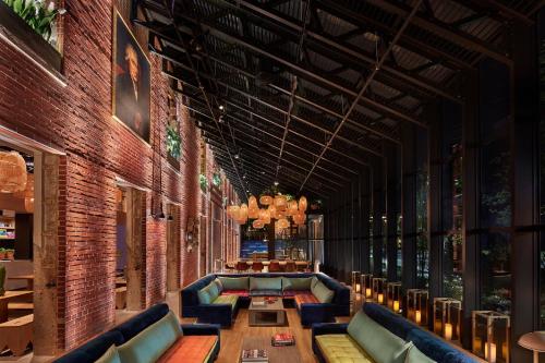 Shared lounge/TV area, The Asbury Hotel in Asbury Park (NJ) Shared lounge/TV area, The Asbury Hotel in Asbury Park (NJ)