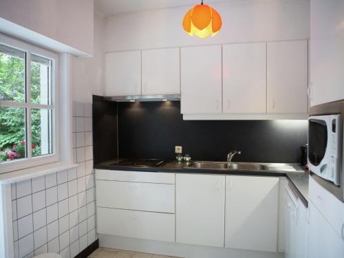 Cocina, This atmospheric holiday home in Genk City Center Cocina, This atmospheric holiday home in Genk City Center