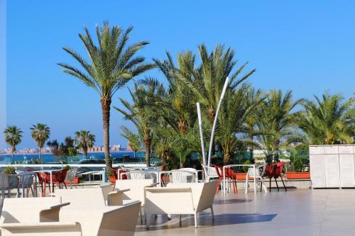 Restaurace, Miramar Hotel Resort and Spa in Al Qalamun Restaurace, Miramar Hotel Resort and Spa in Al Qalamun
