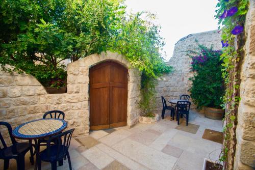 Balkonas / terasa, Artist Quarter Guesthouse B and B in Safedas Balkonas / terasa, Artist Quarter Guesthouse B and B in Safedas