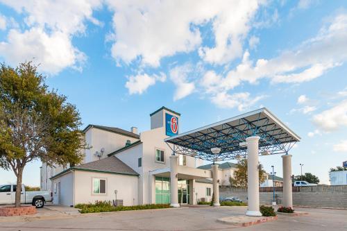 Pintu masuk, Motel 6 Weatherford, TX in Weatherford (TX) Pintu masuk, Motel 6 Weatherford, TX in Weatherford (TX)