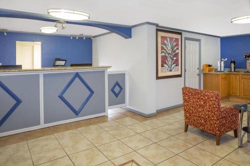 大堂, 邁爾斯堡北溫德姆旅遊旅館 (Travelodge by Wyndham Fort Myers North) in 北邁爾斯堡 大堂, 邁爾斯堡北溫德姆旅遊旅館 (Travelodge by Wyndham Fort Myers North) in 北邁爾斯堡