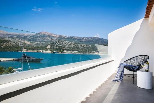 Superior Double Room with Side Sea View image 3