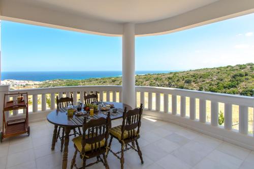Balcony/terrace, Infinity Villa with Pool, BBQ and Ping-Pong Table, 2km from the beach in Nikiforos Fokas Balcony/terrace, Infinity Villa with Pool, BBQ and Ping-Pong Table, 2km from the beach in Nikiforos Fokas