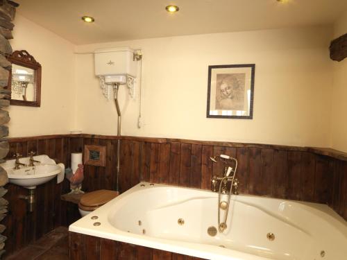 Koupelna, Summerhill Cottage in Bowland Bridge Koupelna, Summerhill Cottage in Bowland Bridge