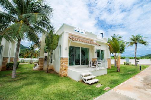 Entrance, Oriental Beach Pearl Resort in Pranburi Entrance, Oriental Beach Pearl Resort in Pranburi