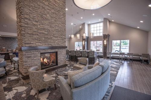 共用Lounge/電視區, 米德爾敦紐波特地區豪生酒店 (Howard Johnson by Wyndham Middletown Newport Area) in 米德爾鎮 (RI) 共用Lounge/電視區, 米德爾敦紐波特地區豪生酒店 (Howard Johnson by Wyndham Middletown Newport Area) in 米德爾鎮 (RI)