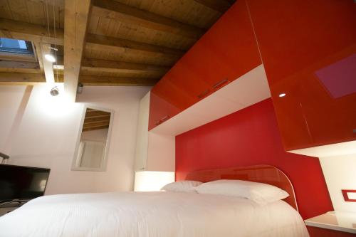 This photo about Versoverde Alzaia Naviglio Grande shared on HyHotel.com