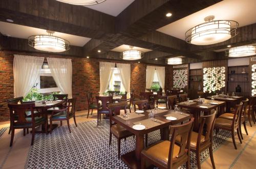 Restaurant, Fragrant Nature Kochi - A Five Star Classified Hotel in Kochi Restaurant, Fragrant Nature Kochi - A Five Star Classified Hotel in Kochi