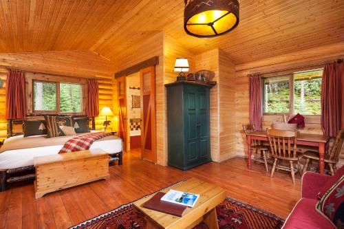 Cathedral Mountain Lodge in Field (BC) Cathedral Mountain Lodge in Field (BC)