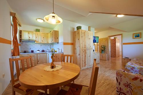 кухня, Apartments Organic Tourist Farm Gradišnik (Apartments Organic Tourist Farm Gradisnik) in Prevalje кухня, Apartments Organic Tourist Farm Gradišnik (Apartments Organic Tourist Farm Gradisnik) in Prevalje