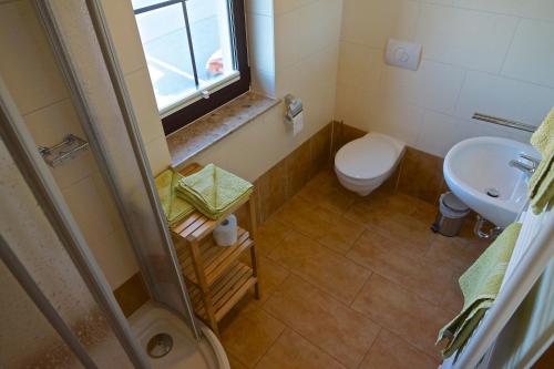 Bathroom, Gasthaus Rundteil in Bannewitz Bathroom, Gasthaus Rundteil in Bannewitz