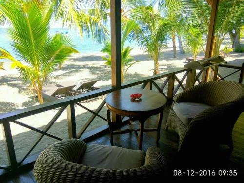 발코니/테라스, Sea World Club Beach Resort & Dive Center in 와이게테 발코니/테라스, Sea World Club Beach Resort & Dive Center in 와이게테