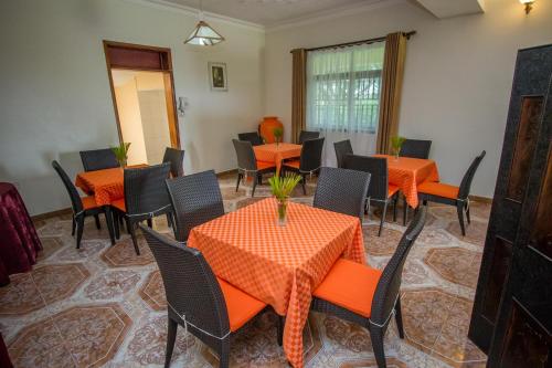 Restoran, Tuzza Hotel in Bushenyi Restoran, Tuzza Hotel in Bushenyi