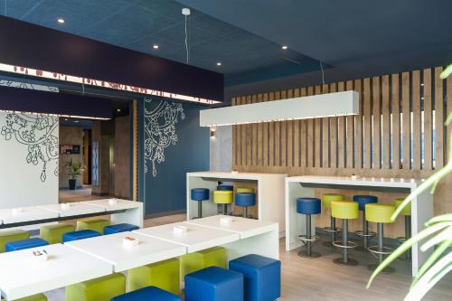 Bar/lounge, ibis budget Malaga Aeropuerto Avenida Velazquez in Málaga Bar/lounge, ibis budget Malaga Aeropuerto Avenida Velazquez in Málaga
