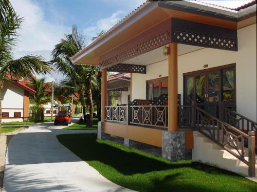 شرفة/ تراس, منتجع صن سيت بيتش كوه خاو آيلاند (The Sunset Beach Resort Kho Khao Island) in كوء كوء كاو شرفة/ تراس, منتجع صن سيت بيتش كوه خاو آيلاند (The Sunset Beach Resort Kho Khao Island) in كوء كوء كاو