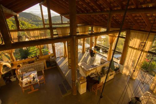 Общая зона отдыха/ТВ, Haleiwa chales e suites - A Guest House do Prumirim in Убатуба Общая зона отдыха/ТВ, Haleiwa chales e suites - A Guest House do Prumirim in Убатуба