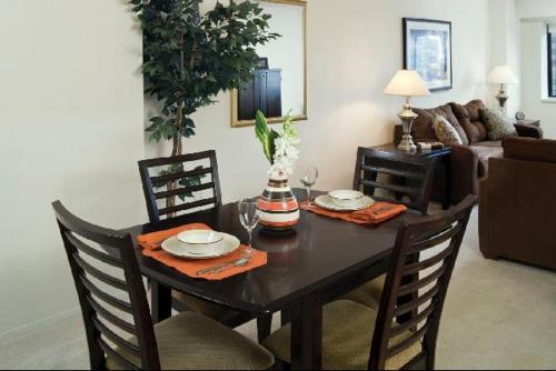 在meiguo.com看到的德文郡奥克伍德公寓的介绍图片