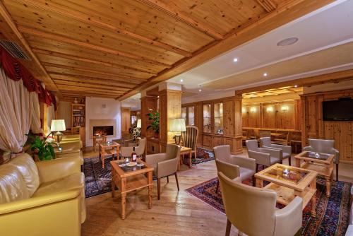 Shared lounge/TV area, Boutique Hotel Diana in Madonna di Campiglio Shared lounge/TV area, Boutique Hotel Diana in Madonna di Campiglio