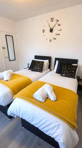 Free Parking! Kingston Studio ideal for professionals relocators and leisure stays near station