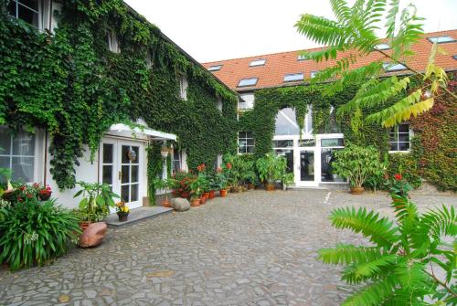 Exterior view, Hotel Bordehof in Barleben Exterior view, Hotel Bordehof in Barleben