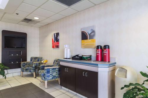 共用Lounge/電視區, Motel 6 Milan, OH - Sandusky in 俄亥俄州米蘭 (OH) 共用Lounge/電視區, Motel 6 Milan, OH - Sandusky in 俄亥俄州米蘭 (OH)