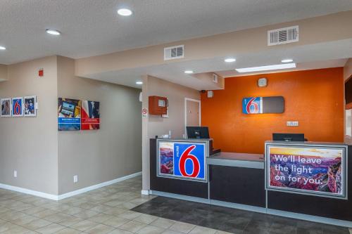Közös társalgó / TV, Motel 6 Waxahachie, TX in Waxahachie Közös társalgó / TV, Motel 6 Waxahachie, TX in Waxahachie