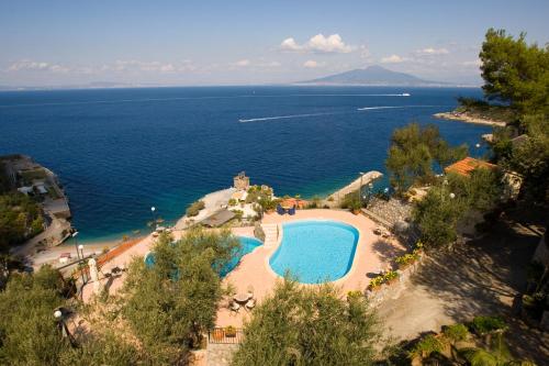 Úszómedence, Villaggio Villa Lubrense in Marina di Puolo Úszómedence, Villaggio Villa Lubrense in Marina di Puolo