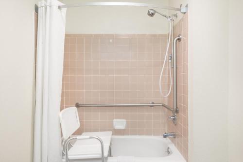 This photo about Hotel Express Anniston/Oxford shared on HyHotel.com