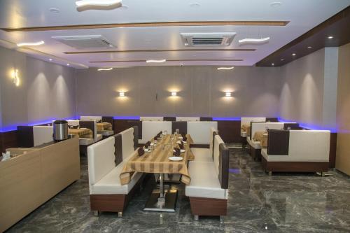 餐廳, 橙子國際酒店 (hotel orange international) in 蘇拉特 餐廳, 橙子國際酒店 (hotel orange international) in 蘇拉特