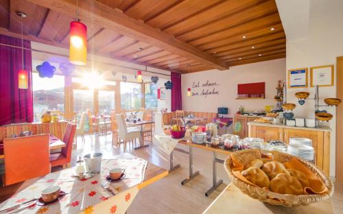 Comida y bebida, Simone's Platzerl - inklusive taglichem freien Eintritt Tauern Spa - nur 5 Gehminuten, Sommerkarte, in Kaprun Comida y bebida, Simone's Platzerl - inklusive taglichem freien Eintritt Tauern Spa - nur 5 Gehminuten, Sommerkarte, in Kaprun