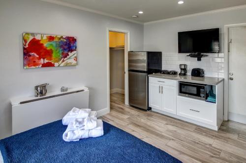 This photo about May-Dee Suites in Florida shared on HyHotel.com
