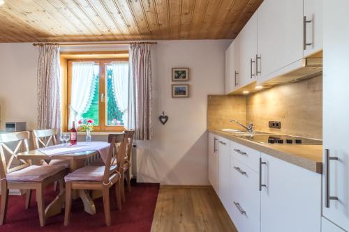 Kitchen, Landhaus Berktold in Obermaiselstein Kitchen, Landhaus Berktold in Obermaiselstein