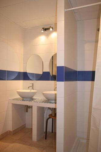 Shower, Residence Universitaire Lanteri in Fontenay-aux-Roses Shower, Residence Universitaire Lanteri in Fontenay-aux-Roses