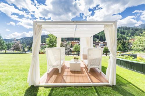 Garden, Hotel Spinale in Madonna di Campiglio Garden, Hotel Spinale in Madonna di Campiglio