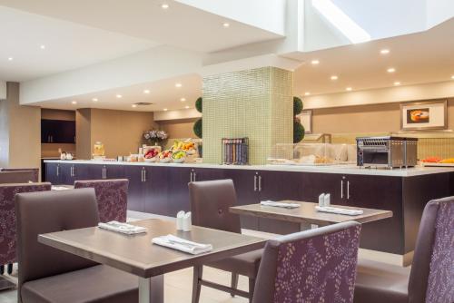 Restaurant, Holiday Inn Toronto International Airport By IHG in Toronto (ON) Restaurant, Holiday Inn Toronto International Airport By IHG in Toronto (ON)