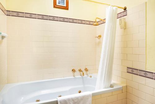 أجنحة سيكريتس هيدياواي (Secrets Hideaway Suites) in بلاك هيث أجنحة سيكريتس هيدياواي (Secrets Hideaway Suites) in بلاك هيث