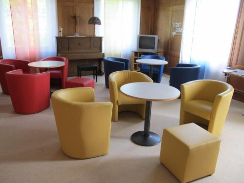共用Lounge/電視區, 比爾頓森特拉姆布格比爾酒店 (Bildungszentrum Burgbühl ) in 萊迪亞布烈斯 共用Lounge/電視區, 比爾頓森特拉姆布格比爾酒店 (Bildungszentrum Burgbühl ) in 萊迪亞布烈斯