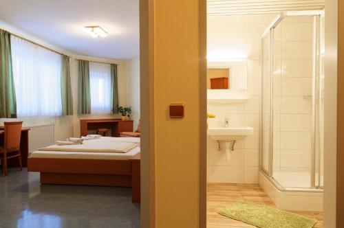 חדר אמבטיה, Jugend- und Familiengastehaus Klagenfurt in קלגנפורט חדר אמבטיה, Jugend- und Familiengastehaus Klagenfurt in קלגנפורט