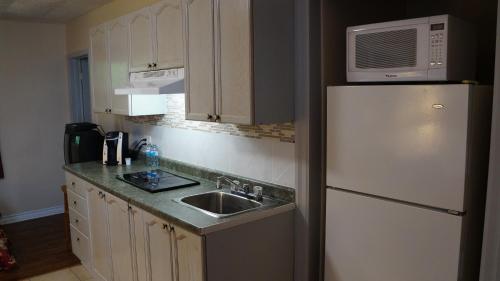 This photo about Colonial Inn Motel shared on HyHotel.com